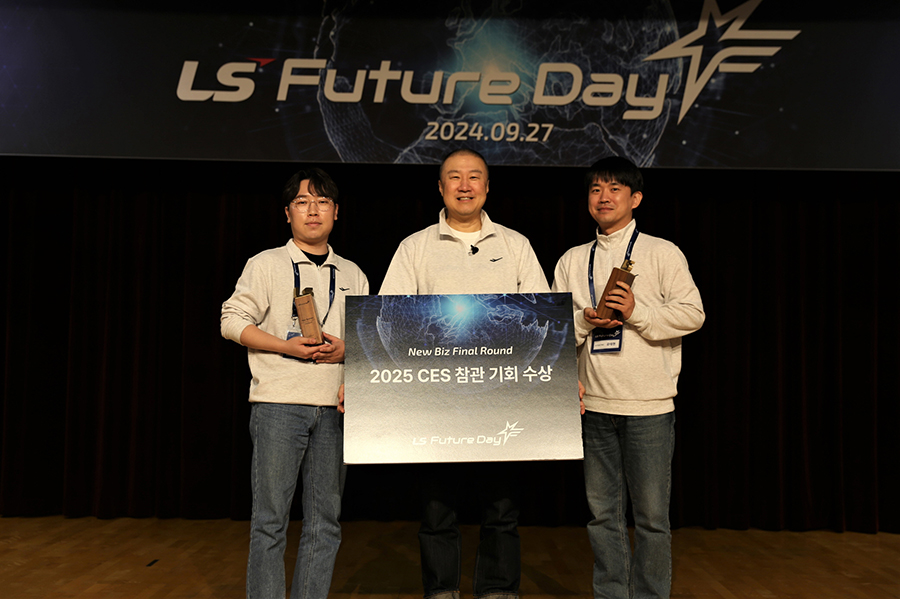 4. 27일, 안양 LS타워에서 개최된 LS Future Day에서 구자은 LS그룹 회장(가운데)이 신사업 분야 우수 아이디어로 선정된 임직원들을 수상 후, 기념사진을 촬영하고 있다